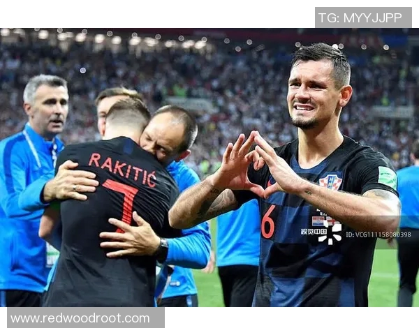 足球明星比心瞬间展现温暖与激情的完美结合，感受他们的爱与支持