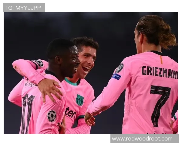 足球明星穿粉色球衣展现时尚魅力引领潮流风尚